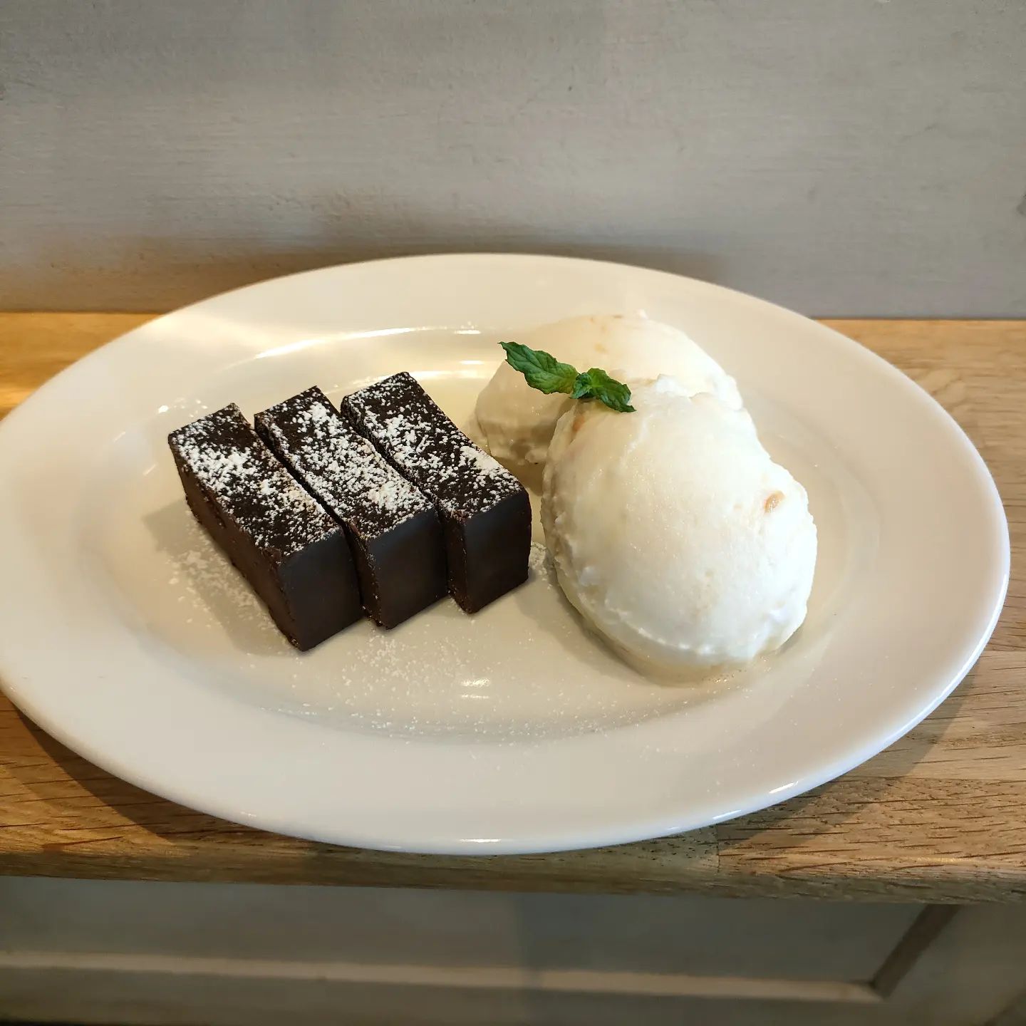 おはようございます✨✨
いつも、ご来店ありがとうございます!!
.
.
.
.
. 本日のランチメニューは 《パスタ》
イカと大和まなの和風ガーリックソース 《ジェラート》
チョコレートと番茶ジェラートの2種盛り .
. 【お知らせ】
. ディナーにご来店される場合は
時短営業している場合があるので、
必ずご予約をお願いいたします!! . ☆ランチタイムのご予約は
11時〜11時半までのご来店 ☆ディナータイムのご予約は
17時〜 ご予約はお電話にて承ります。
0745461085 皆様のご来店、お待ちしております✨✨ #奈良イタリアン #奈良ジェラート #奈良ランチ #奈良パスタ #奈良ピザ #生駒イタリアン#生駒ジェラート #生駒ランチ #生駒パスタ#生駒ピザ #奈良カフェ#クラフトビール#奈良クラフトビール#生駒クラフトビール#テイクアウト#奈良テイクアウト#生駒テイクアウト
#mamma #サイクリング#ウォーキング#ハイキング #カッサータ#チョコレートテリーヌ#生駒カフェ #ジェラート #ランニング#カフェ巡り#平群カフェ#コロナに負けるな